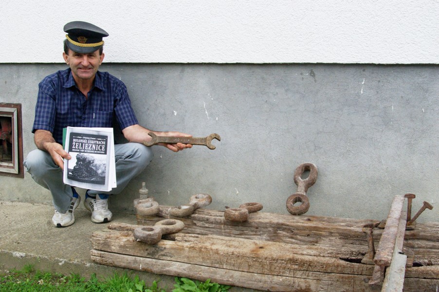 Благоје Ђекић са прикупљеним предметима из времена "тутњања" воза кроз Дервенту